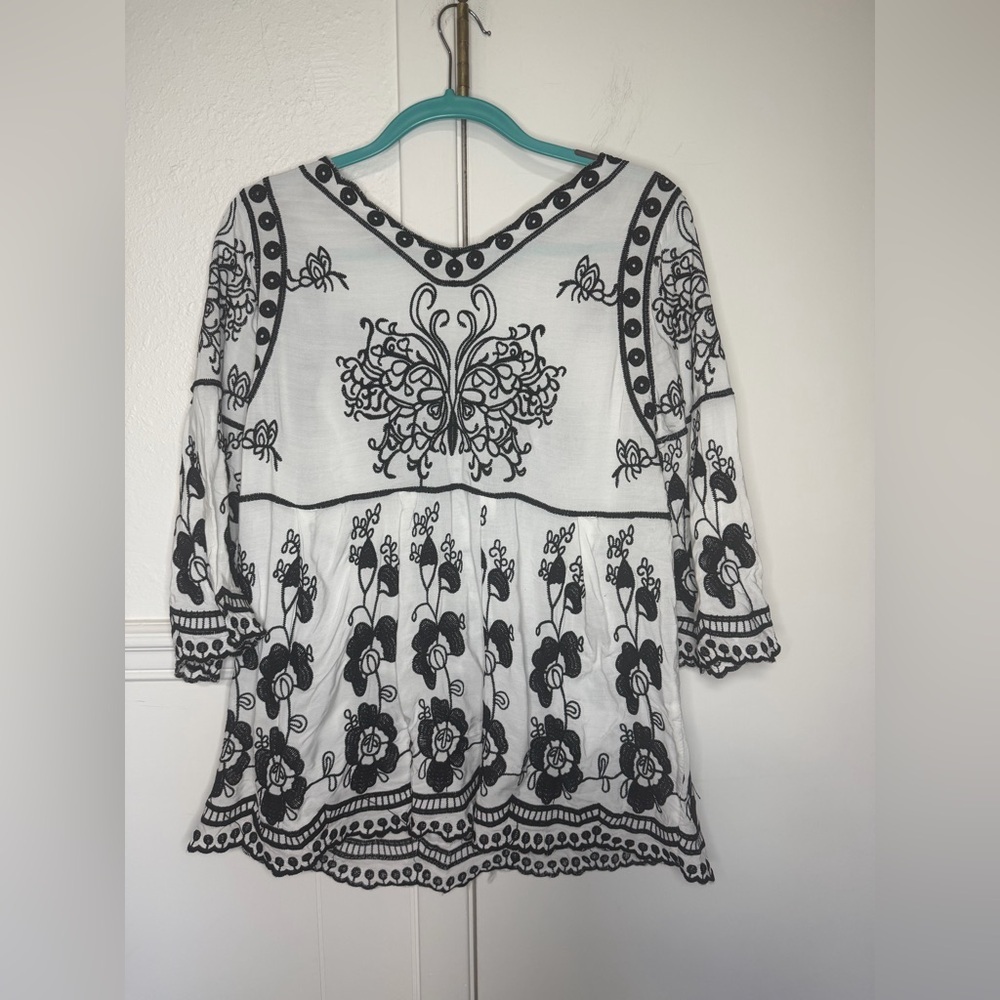 Sapphire Black & White Floral Embroidered Women’s Top M